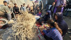 افران مجانية على البحر.. مبادرة من النازحين في دير البلح