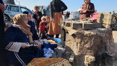 افران مجانية على البحر.. مبادرة من النازحين في دير البلح