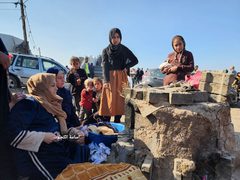 افران مجانية على البحر.. مبادرة من النازحين في دير البلح