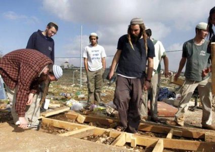 مستوطنون يستولون على محتويات غرفة زراعية شرق بيت لحم