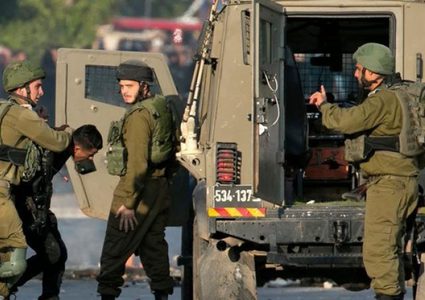 قوات الاحتلال تعتقل أكثر من 20 مواطناً من الضفة الغربية