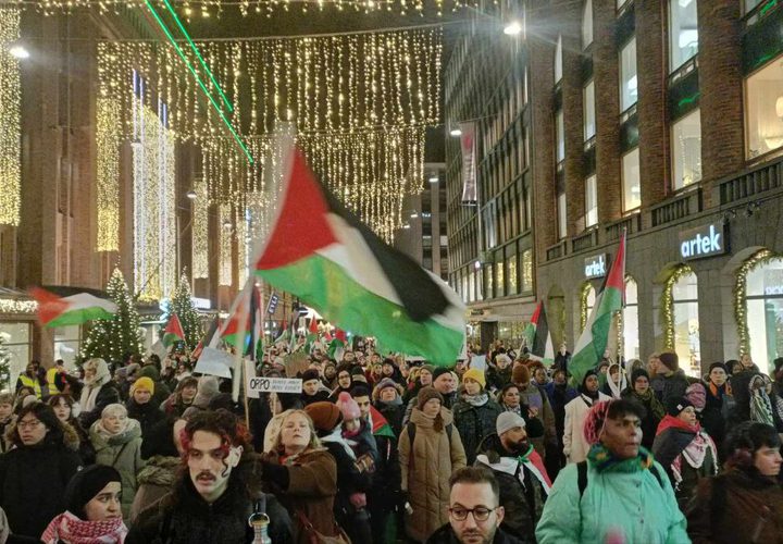 متظاهرون في العاصمة الفنلندية هلسنكي يتضامنون مع غزة وينددون بالإبادة الجماعية