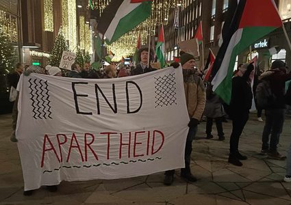 متظاهرون في العاصمة الفنلندية هلسنكي يتضامنون مع غزة وينددون بالإبادة الجماعية