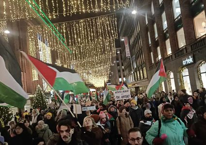 متظاهرون في العاصمة الفنلندية هلسنكي يتضامنون مع غزة وينددون بالإبادة الجماعية