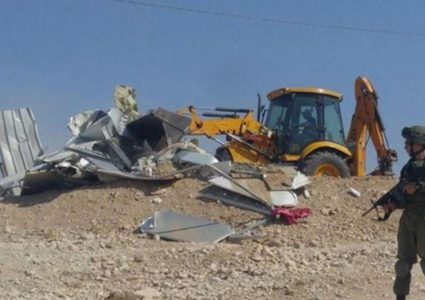 الاحتلال يهدم 14 بركسا وخيمة في خربة الطويل شرق عقربا