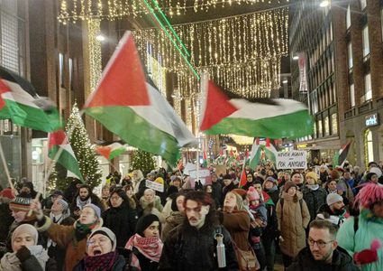 متظاهرون في العاصمة الفنلندية هلسنكي يتضامنون مع غزة وينددون بالإبادة الجماعية