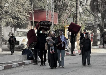 مشاهد من هجرة أهالي مخيم البريج شرق المنطقة الوسطى لقطاع غزة، بعد مطالبة الاحتلال إخلاء منازل المخيم وعدد من المناطق