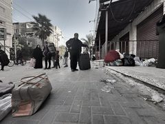 مشاهد من هجرة أهالي مخيم البريج شرق المنطقة الوسطى لقطاع غزة، بعد مطالبة الاحتلال إخلاء منازل المخيم وعدد من المناطق