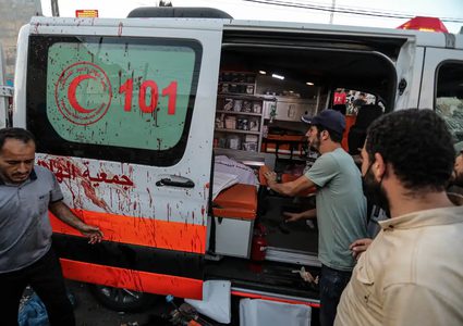 الهلال الأحمر: الاحتلال يواصل اعتقال 8 من طواقمنا في مركز إسعاف شمال غزة