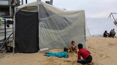 أطفال في مخميات جنوب قطاع غزة يعانون من الحرب والجوع