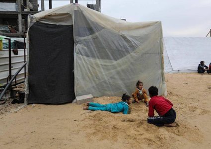 أطفال في مخميات جنوب قطاع غزة يعانون من الحرب والجوع