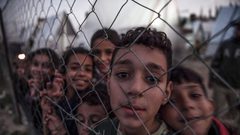 أطفال في مخميات جنوب قطاع غزة يعانون من الحرب والجوع