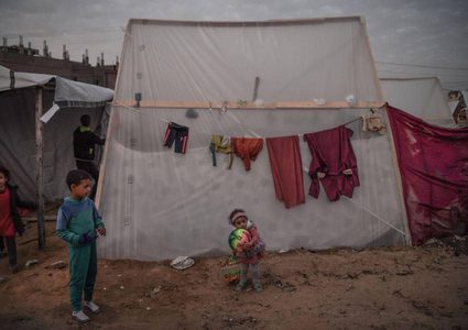 أطفال في مخميات جنوب قطاع غزة يعانون من الحرب والجوع