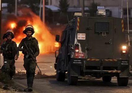 قوات الاحتلال تزيل علم فلسطين في مخيم عايدة شمال بيت لحم