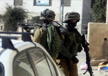 الاحتلال يداهم منزل أسير ويستولي على مركبة زوجته في الدهيشة