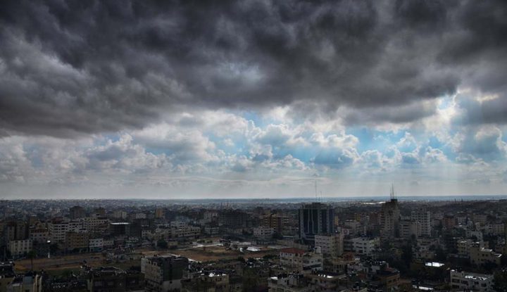 حالة الطقس: استمرار التأثر بالمنخفض الجوي حتى الغد