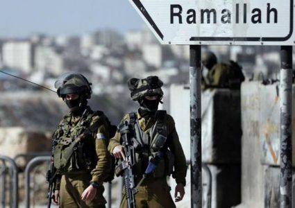 الاحتلال يقتحم قرية دير أبو مشعل شمال رام الله ويداهم عدة منازل