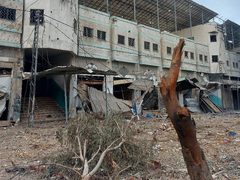 آثار الدمار الذي خلفه عدوان الاحتلال علي شارع البساتين ومنطقة البرهان في حي الزيتون بغزة.