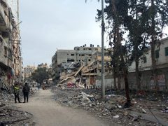 آثار الدمار الذي خلفه عدوان الاحتلال علي شارع البساتين ومنطقة البرهان في حي الزيتون بغزة.