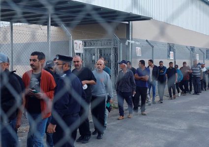 الاحتلال يحتجز عددا من العمال والتجار جنوب جنين