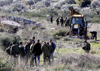 مستوطنون يحرثون أراضي جنوب بيت لحم