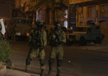 الاحتلال يعتقل مواطنا ويستولي على مركبات في يطا جنوب الخليل