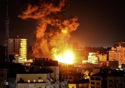 عشرات الشهداء والجرحى في غارات إسرائيلية استهدفت منازل المواطنين بمخيم المغازي