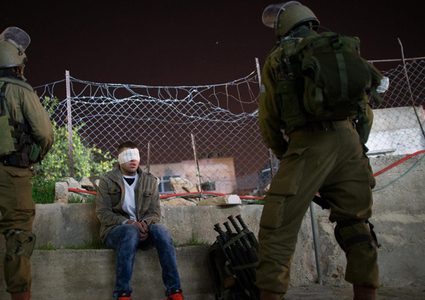 قوات الاحتلال تعتقل طفلين شقيقين من بيت أمر