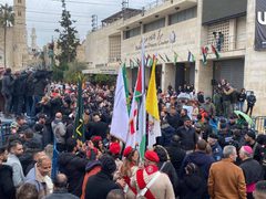 الفلسطينيون المسيحيون يحيون أعياد الميلاد في بيت لحم، بفعاليات جماهيرية مساندة لغزة ومنددة بمجازر الاحتلال.