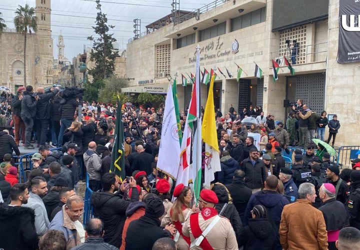 الفلسطينيون المسيحيون يحيون أعياد الميلاد في بيت لحم، بفعاليات جماهيرية مساندة لغزة ومنددة بمجازر الاحتلال.
