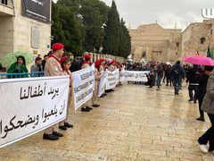 الفلسطينيون المسيحيون يحيون أعياد الميلاد في بيت لحم، بفعاليات جماهيرية مساندة لغزة ومنددة بمجازر الاحتلال.