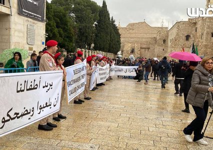 الفلسطينيون المسيحيون يحيون أعياد الميلاد في بيت لحم، بفعاليات جماهيرية مساندة لغزة ومنددة بمجازر الاحتلال.