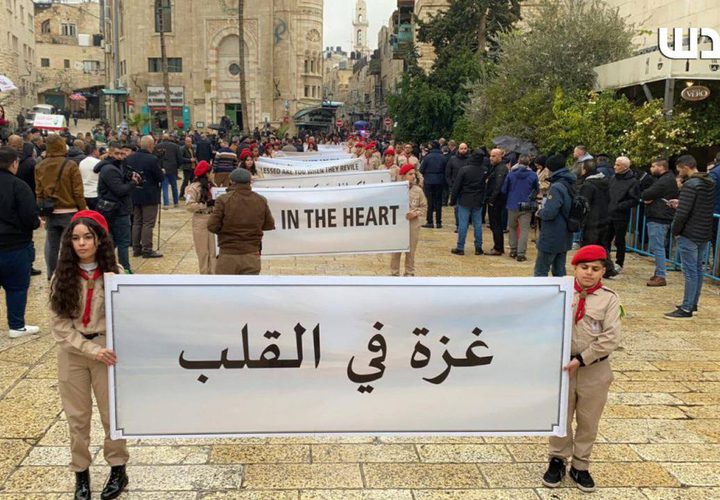 الفلسطينيون المسيحيون يحيون أعياد الميلاد في بيت لحم، بفعاليات جماهيرية مساندة لغزة ومنددة بمجازر الاحتلال.
