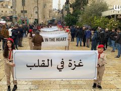الفلسطينيون المسيحيون يحيون أعياد الميلاد في بيت لحم، بفعاليات جماهيرية مساندة لغزة ومنددة بمجازر الاحتلال.