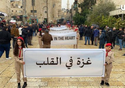 الفلسطينيون المسيحيون يحيون أعياد الميلاد في بيت لحم، بفعاليات جماهيرية مساندة لغزة ومنددة بمجازر الاحتلال.