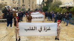 الفلسطينيون المسيحيون يحيون أعياد الميلاد في بيت لحم، بفعاليات جماهيرية مساندة لغزة ومنددة بمجازر الاحتلال.