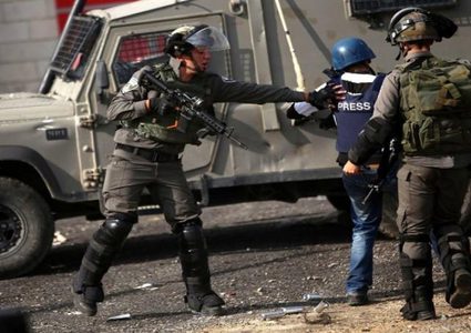 الاحتلال يعتقل 17 عاملا وتاجرا من جنين