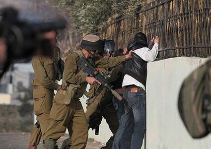 الإحتلال يعتقل مواطنين من الخليل