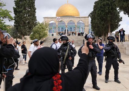 عشرات المستعمرين يقتحمون الأقصى