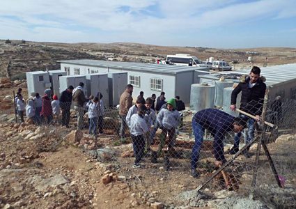 الاحتلال يخطر العمل في مدرسة في يطا