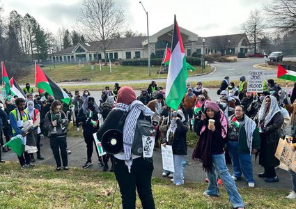 متظاهرات أمام منزل وزير الدفاع الأميركي مطالبين بإنهاء عدوان الاحتلال على غزة