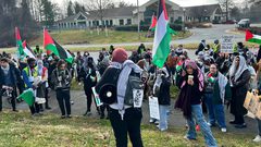 متظاهرات أمام منزل وزير الدفاع الأميركي مطالبين بإنهاء عدوان الاحتلال على غزة