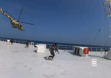 الحوثيون يعلنون استهداف إيلات وسفينة تجارية
