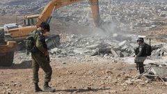 \الاحتلال يهدم منزلا جنوب الخليل