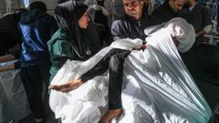 استشهاد 18 مواطنًا في قصف إسرائيلي أمام مستشفى الأمل في خان يونس