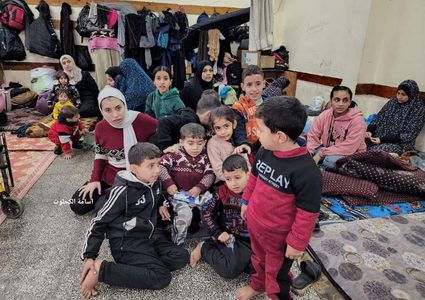 صور من مدارس الايواء داخل مخيم البريج