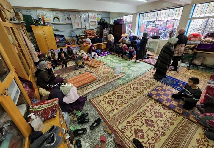صور من مدارس الايواء داخل مخيم البريج