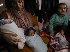الفلسطينية النازحة إيمان المصري تنجب 4 توائم ( الرابع تحت العناية بالمستشفى) بعد نزوحها من بيت حانون لمدرسة في دير البلح وسط القطاع. وزارة الصحة قالت إن مئات السيدات أنجبن في ظروف قاسية وغير آمنة خلال العدوان المستمر على غزة.