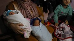 الفلسطينية النازحة إيمان المصري تنجب 4 توائم ( الرابع تحت العناية بالمستشفى) بعد نزوحها من بيت حانون لمدرسة في دير البلح وسط القطاع. وزارة الصحة قالت إن مئات السيدات أنجبن في ظروف قاسية وغير آمنة خلال العدوان المستمر على غزة.