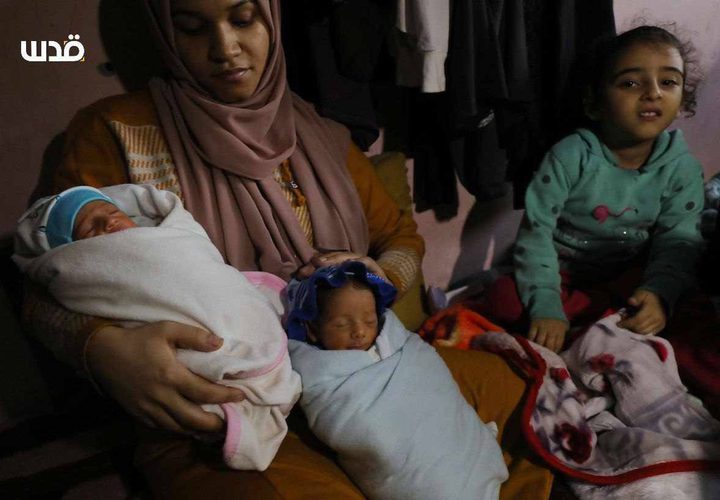 الفلسطينية النازحة إيمان المصري تنجب 4 توائم ( الرابع تحت العناية بالمستشفى) بعد نزوحها من بيت حانون لمدرسة في دير البلح وسط القطاع. وزارة الصحة قالت إن مئات السيدات أنجبن في ظروف قاسية وغير آمنة خلال العدوان المستمر على غزة.